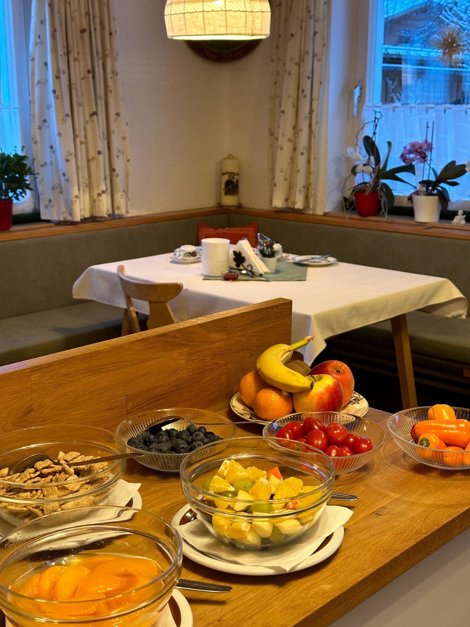 Reichhaltiges Frühstücksbuffet mit Obst, Müsli, Beeren und Gemüse in der Frühstücksstube