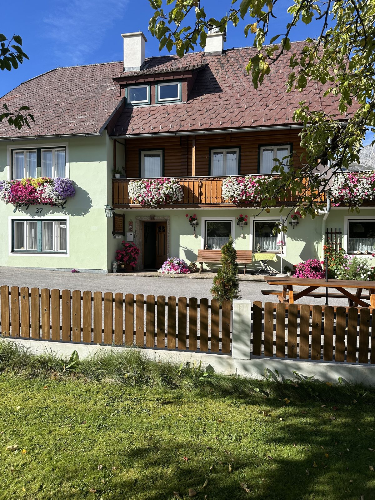 Das Jagerhäusl im Sommer mit blühenden Blumenkästen