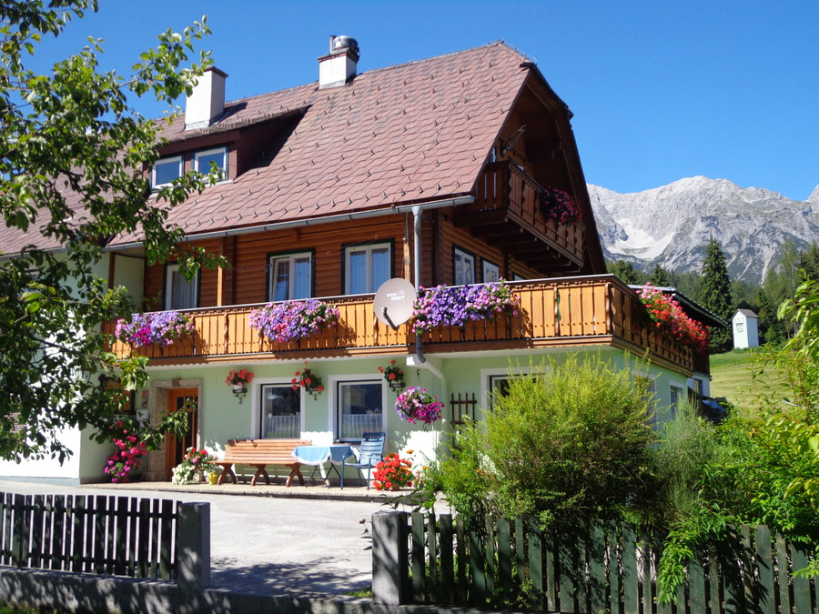 Das Jagerhäusl im Sommer vor dem Dachstein