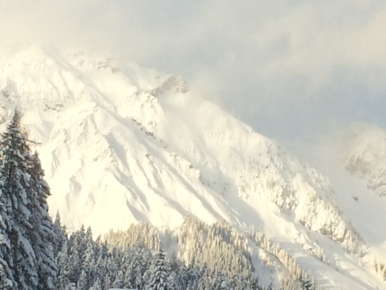 Verschneiter Berghang am Dachstein