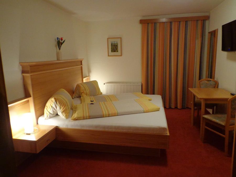 Doppelzimmer mit Holzbett