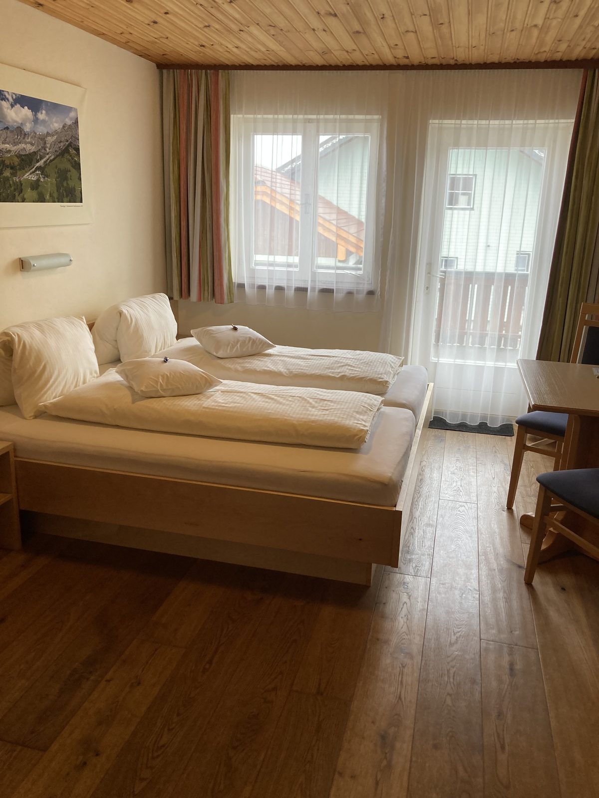 Schlafzimmer mit Doppelbett und Holzvertäfelung