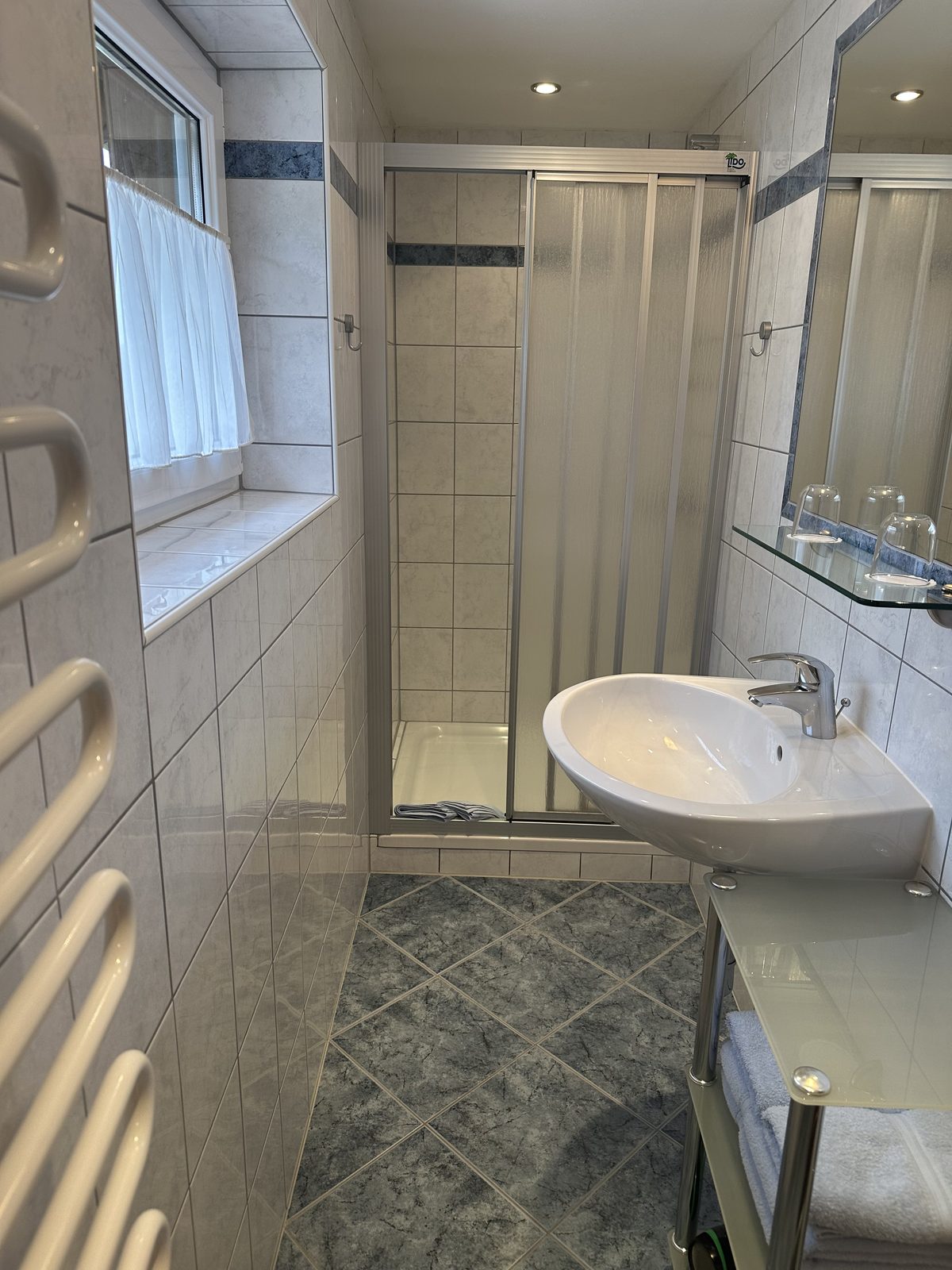 Modernes Badezimmer mit Dusche und WC